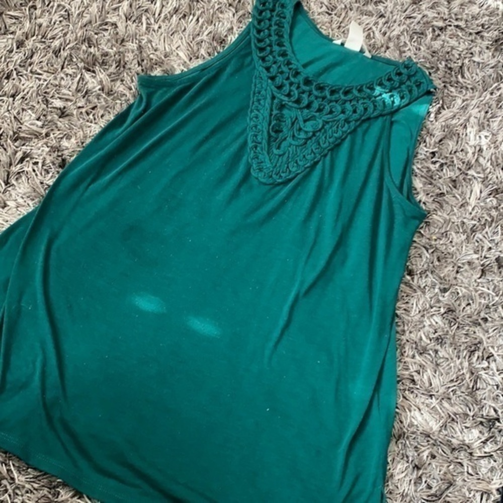 Women’s H&M tank tip some discoloring & pilling see pics size M.